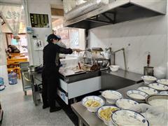 青山小区农贸市场旁75平青羊肉粉店，2.8万低价急转